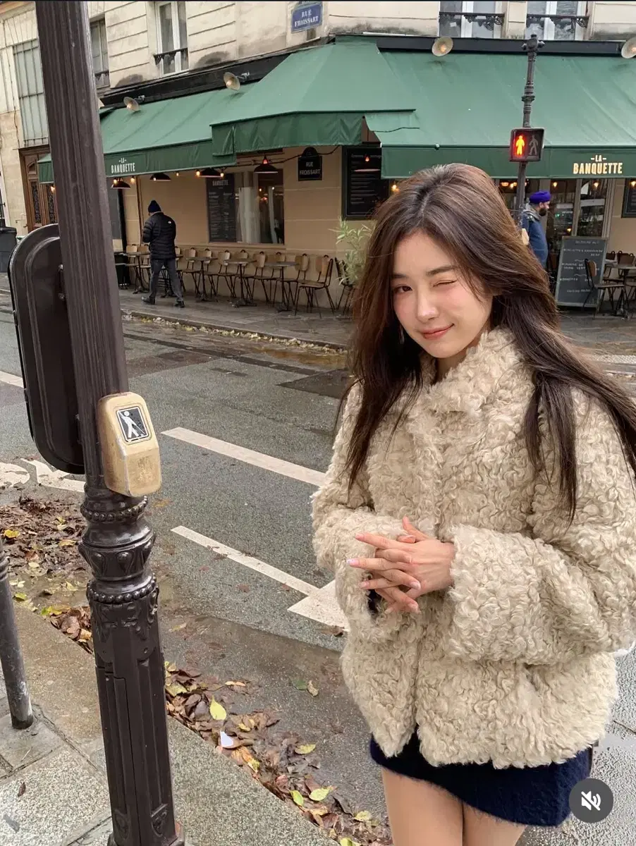 더바넷 Beige Bouffant Eco-Fur Jacket 퍼자켓